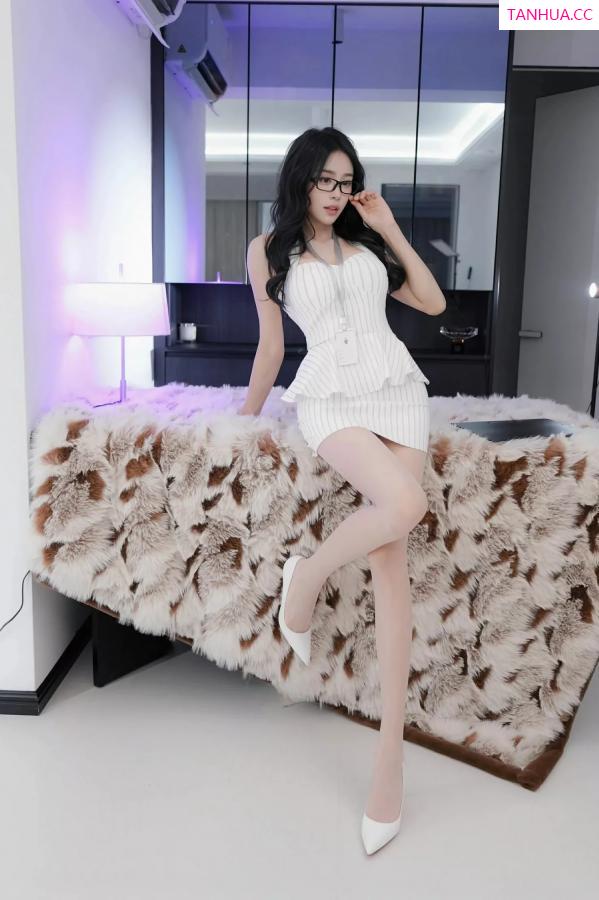   [XiuRen]高清写真图 2025.07.07 No.10517 草莓mm 性感肉丝第11张图片